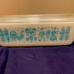 Pyrex #503 Amish Butterprint Casserole dish with lid. Excellent Condition.